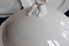 KPM (BERLIN) NEUOSIER 05-   COVERED SERVING  BOWL  .....   ttps://jaapiesfinechinastore.com