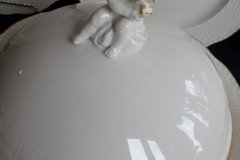 KPM (BERLIN) NEUOSIER 05-   COVERED SERVING  BOWL  .....   ttps://jaapiesfinechinastore.com
