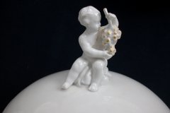 KPM (BERLIN) NEUOSIER 05-   COVERED SERVING  BOWL  .....   ttps://jaapiesfinechinastore.com