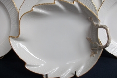 KPM (BERLIN) NEUOSIER 05- LEAF DISH /HANDLE   .....   ttps://www.jaapiesfinechinastore.com