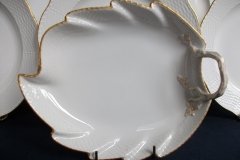 KPM (BERLIN) NEUOSIER 05- LEAF DISH /HANDLE   .....   ttps://jaapiesfinechinastore.com