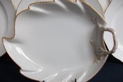 KPM (BERLIN) NEUOSIER 05- LEAF DISH /HANDLE   .....   ttps://www.jaapiesfinechinastore.com