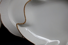 KPM (BERLIN) NEUOSIER 05- LEAF DISH /HANDLE   .....   ttps://www.jaapiesfinechinastore.com