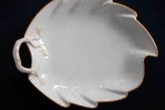 KPM (BERLIN) NEUOSIER 05- LEAF DISH /HANDLE   .....   ttps://www.jaapiesfinechinastore.com