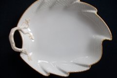 KPM (BERLIN) NEUOSIER 05- LEAF DISH /HANDLE   .....   ttps://jaapiesfinechinastore.com