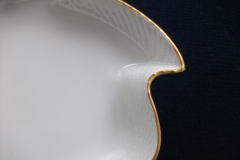 KPM (BERLIN) NEUOSIER 05- LEAF DISH /HANDLE   .....   ttps://www.jaapiesfinechinastore.com