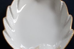 KPM (BERLIN) NEUOSIER 05- LEAF DISH /HANDLE   .....   ttps://jaapiesfinechinastore.com