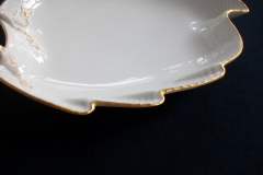 KPM (BERLIN) NEUOSIER 05- LEAF DISH /HANDLE   .....   ttps://www.jaapiesfinechinastore.com