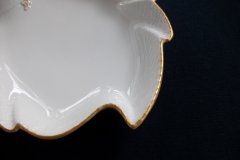 KPM (BERLIN) NEUOSIER 05- LEAF DISH /HANDLE   .....   ttps://jaapiesfinechinastore.com