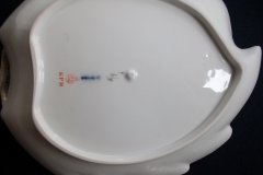 KPM (BERLIN) NEUOSIER 05- LEAF DISH /HANDLE   .....   ttps://jaapiesfinechinastore.com
