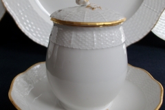 KPM (BERLIN) NEUOSIER 05- COVERED SUGAR BOWL   ..... https://www.jaapiesfinechinastore.com