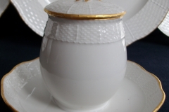 KPM (BERLIN) NEUOSIER 05- COVERED SUGAR BOWL   ..... https://www.jaapiesfinechinastore.com