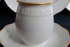 KPM (BERLIN) NEUOSIER 05- COVERED SUGAR BOWL   ..... https://www.jaapiesfinechinastore.com