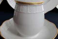 KPM (BERLIN) NEUOSIER 05- COVERED SUGAR BOWL   ..... https://www.jaapiesfinechinastore.com