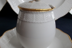 KPM (BERLIN) NEUOSIER 05- COVERED SUGAR BOWL   ..... https://www.jaapiesfinechinastore.com