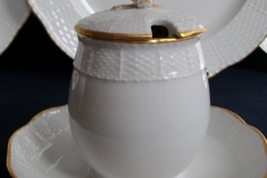 KPM (BERLIN) NEUOSIER 05- COVERED SUGAR BOWL   ..... https://www.jaapiesfinechinastore.com