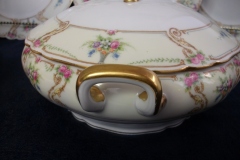 PAUL MULLER POMPADOUR- ROUND COVERED SERVING BOWL  ..... https://www.jaapiesfinechinastore.com