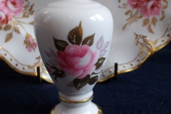 ROYAL CROWN DERBY ROYAL PINXTON ROSES A1155 -  SHAKER  7 HOLE  .....   https://www.jaapiesfinechinastore.com