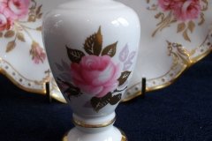 ROYAL CROWN DERBY ROYAL PINXTON ROSES A1155 -  SHAKER  7 HOLE  .....   http://jaapiesfinechinastore.com