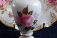 ROYAL CROWN DERBY ROYAL PINXTON ROSES A1155 -  SHAKER  7 HOLE  .....   https://www.jaapiesfinechinastore.com