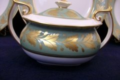 SPODE VALENTINE Y7706 GREEN WITH GOLD LEAF- COVERED SUGAR BOWL ..... http://jaapiesfinechinastore.com