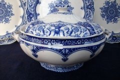 WEDGWOOD QUEEN CHARLOTTE- ROUND COVERED SERVING BOWL    .....   http://jaapiesfinechinastore.com