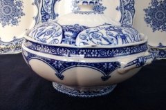 WEDGWOOD QUEEN CHARLOTTE- ROUND COVERED SERVING BOWL    .....   http://jaapiesfinechinastore.com