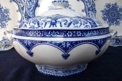 WEDGWOOD QUEEN CHARLOTTE- ROUND COVERED SERVING BOWL    .....   http://jaapiesfinechinastore.com