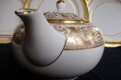 WEDGWOOD FLORENTINE GOLD #W4219 -  TEA POT  ..... http://jaapiesfinechinastore.com