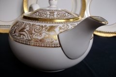 WEDGWOOD FLORENTINE GOLD #W4219 -  TEA POT  ..... http://jaapiesfinechinastore.com