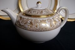 WEDGWOOD FLORENTINE GOLD #W4219 -  TEA POT  ..... http://jaapiesfinechinastore.com