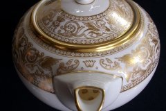 WEDGWOOD FLORENTINE GOLD #W4219 -  TEA POT  ..... http://jaapiesfinechinastore.com