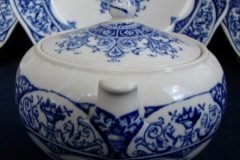 WEDGWOOD QUEEN CHARLOTTE- COVERED SUGAR BOWL   .....      http://jaapiesfinechinastore.com