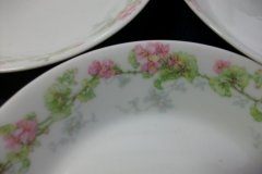 WM GUERIN WILD ROSES GARLAND- BERRY BOWL 5 1/8" ..... http://jaapiesfinechinastore.com