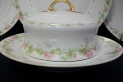 WM GUERIN WILD ROSES GARLAND- GRAVY BOAT WITH UNDERPLATE   ..... http://jaapiesfinechinastore.com