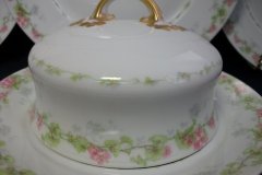 WM GUERIN WILD ROSES GARLAND- GRAVY BOAT WITH UNDERPLATE   ..... http://jaapiesfinechinastore.com