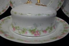 WM GUERIN WILD ROSES GARLAND- GRAVY BOAT WITH UNDERPLATE   ..... http://jaapiesfinechinastore.com