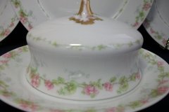 WM GUERIN WILD ROSES GARLAND- GRAVY BOAT WITH UNDERPLATE   ..... http://jaapiesfinechinastore.com