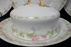 WM GUERIN WILD ROSES GARLAND- GRAVY BOAT WITH UNDERPLATE   ..... http://jaapiesfinechinastore.com