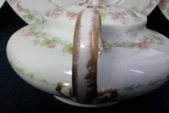 WM GUERIN WILD ROSES GARLAND- COVERED SUGAR BOWL   ..... http://jaapiesfinechinastore.com
