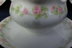 WM GUERIN WILD ROSES GARLAND- GRAVY BOAT WITH UNDERPLATE   ..... http://jaapiesfinechinastore.com