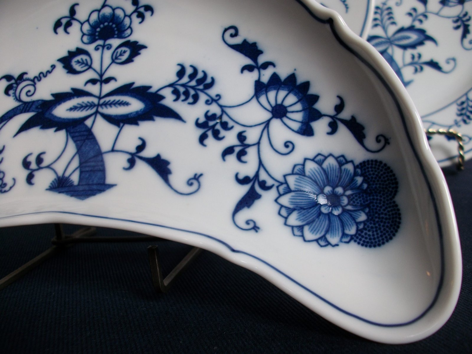 BLUE DANUBE- BLUE ONION (c. 1951+) CRESCENT SALAD DISH- LARGE- BANNER STAMP- EXCELLENT! - Image 5
