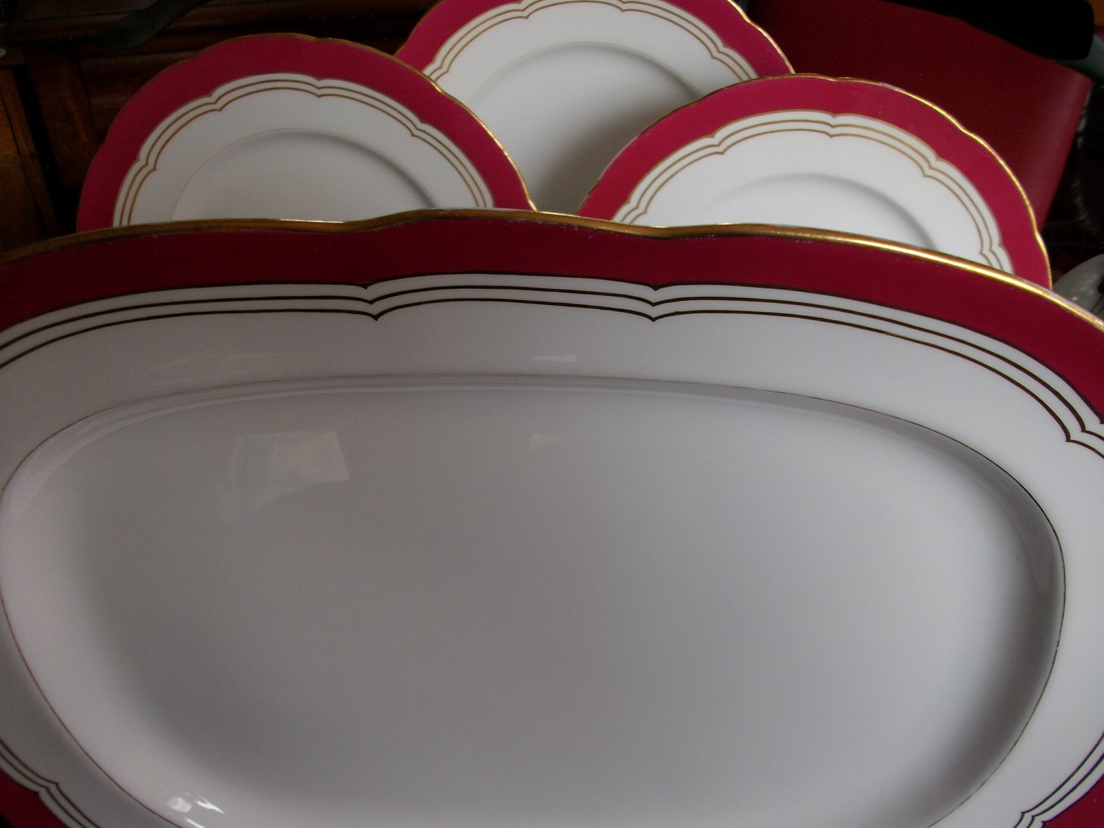 MINTON MAROON PLATTER 18 3/4"