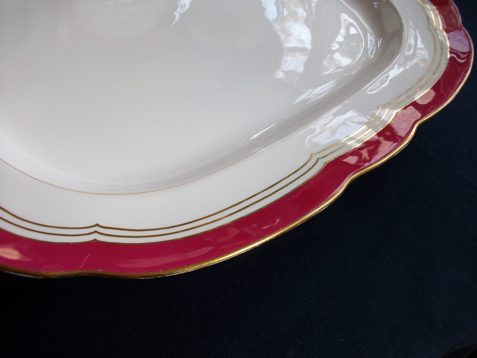 MINTON MAROON PLATTER 18 3/4"