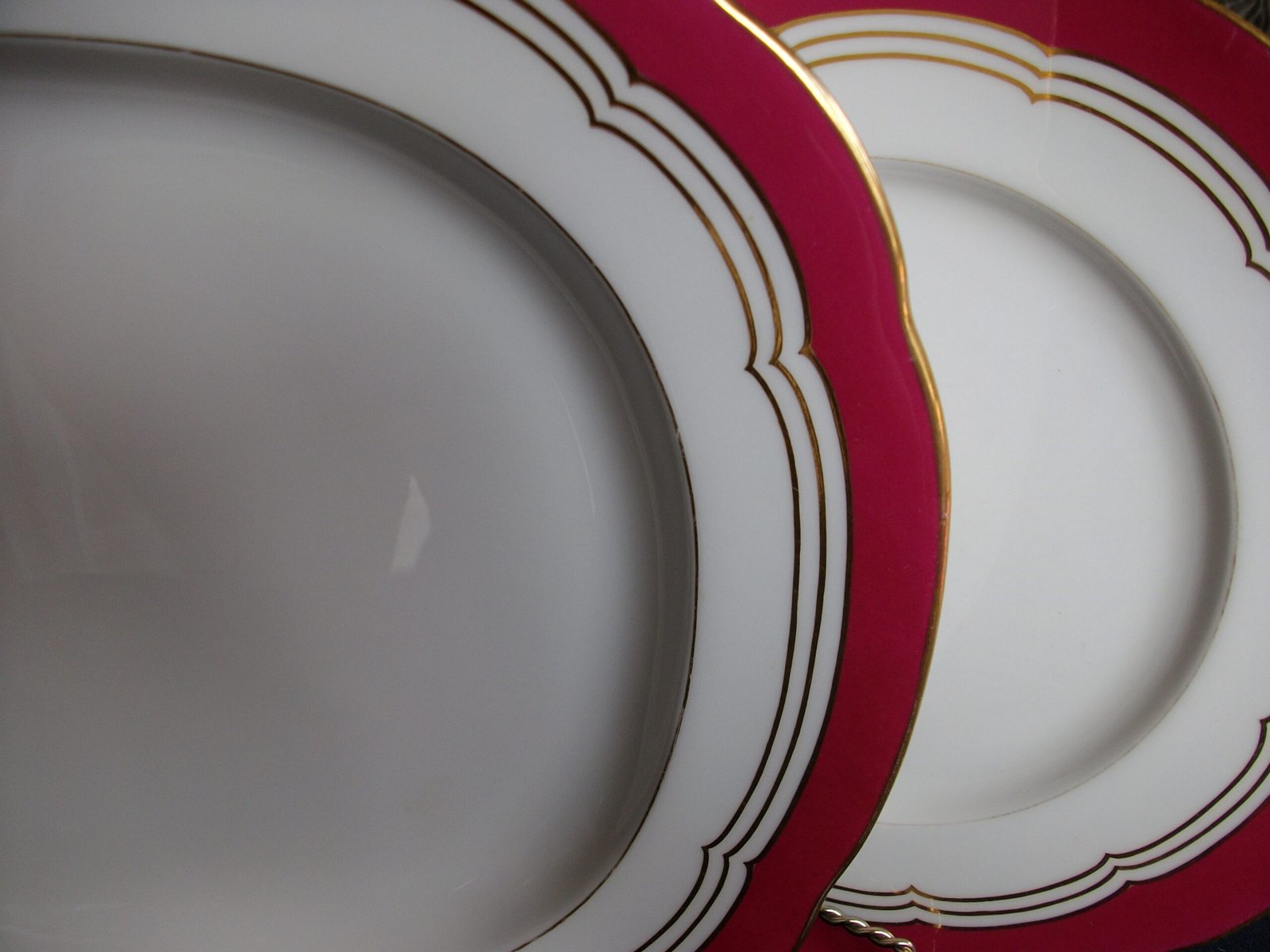 MINTON MAROON PLATTER 14 3/4"