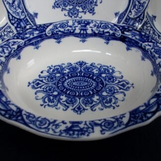 WEDGWOOD QUEEN CHARLOTTE- BLUE & WHITE (c.1884+) OVAL RIM SERVING BOWL 8 3/4"- RARE! EXCELLENT!