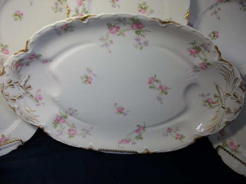 HAVILAND LIMOGES CHINA- SCATTERED ROSES SCHLEIGER 39F - GOLD HAVILAND LIMOGES CHINA- SCATTERED ROSES SCHLEIGER 39F - GOLD