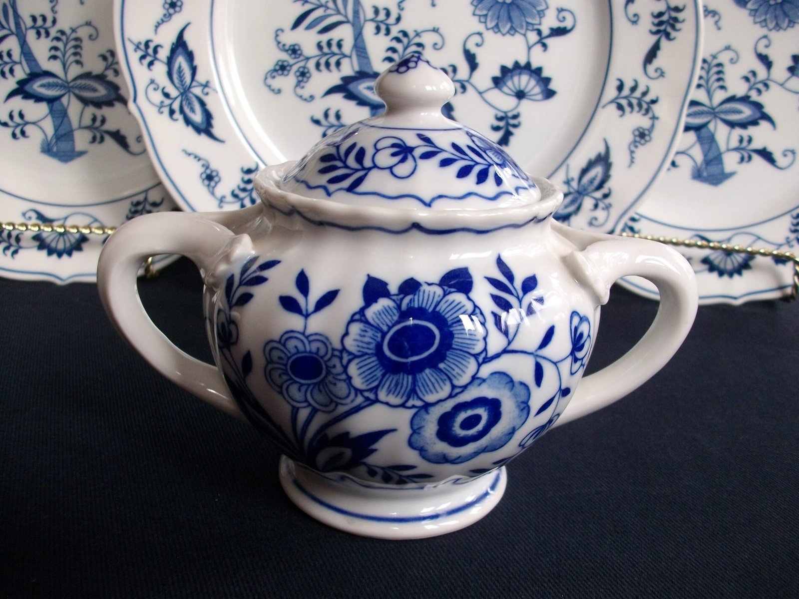 UCAGCO JAPAN BLUE DELL (c.1947+) COVERED SUGAR BOWL- BLUE AND WHITE- EXCELLENT!